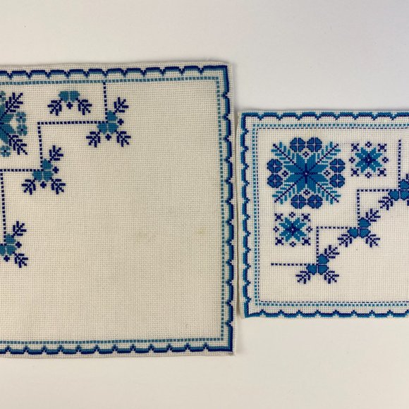 Vintage cross stitched table linen set of two, small square doilies - Picture 9 of 9